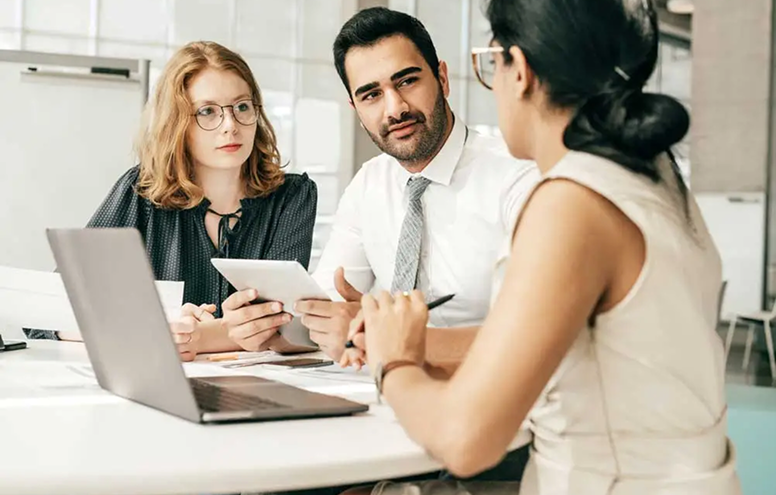 Un couple qui achète une propriété à Montréal avec un agent Guy Hoquet Quebec