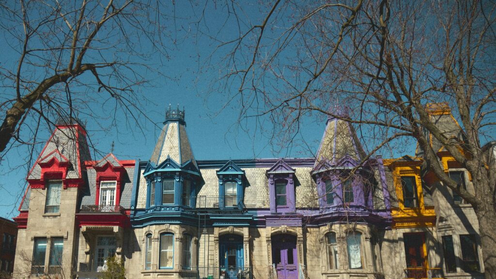 Maisons colorées typiques du Plateau, un exemple de quartier de Montréal à découvrir